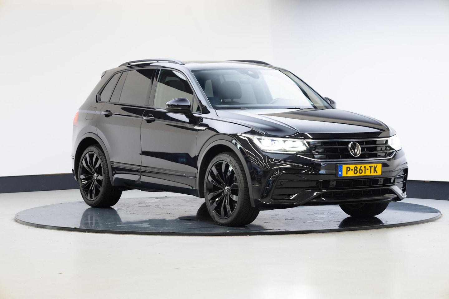 Volkswagen Tiguan - 1.5 TSI R-Line Business+ | Panorama dak | Trekhaak | - AutoWereld.nl