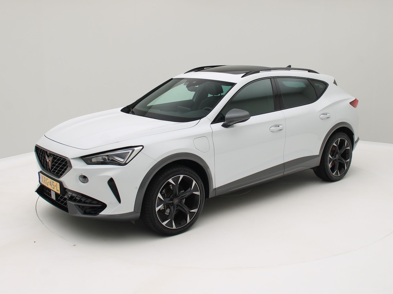CUPRA Formentor - 1.4 e-Hybrid Business Panorama / SOH 97% / 19 inch / Carplay / Adapt. cruise - AutoWereld.nl
