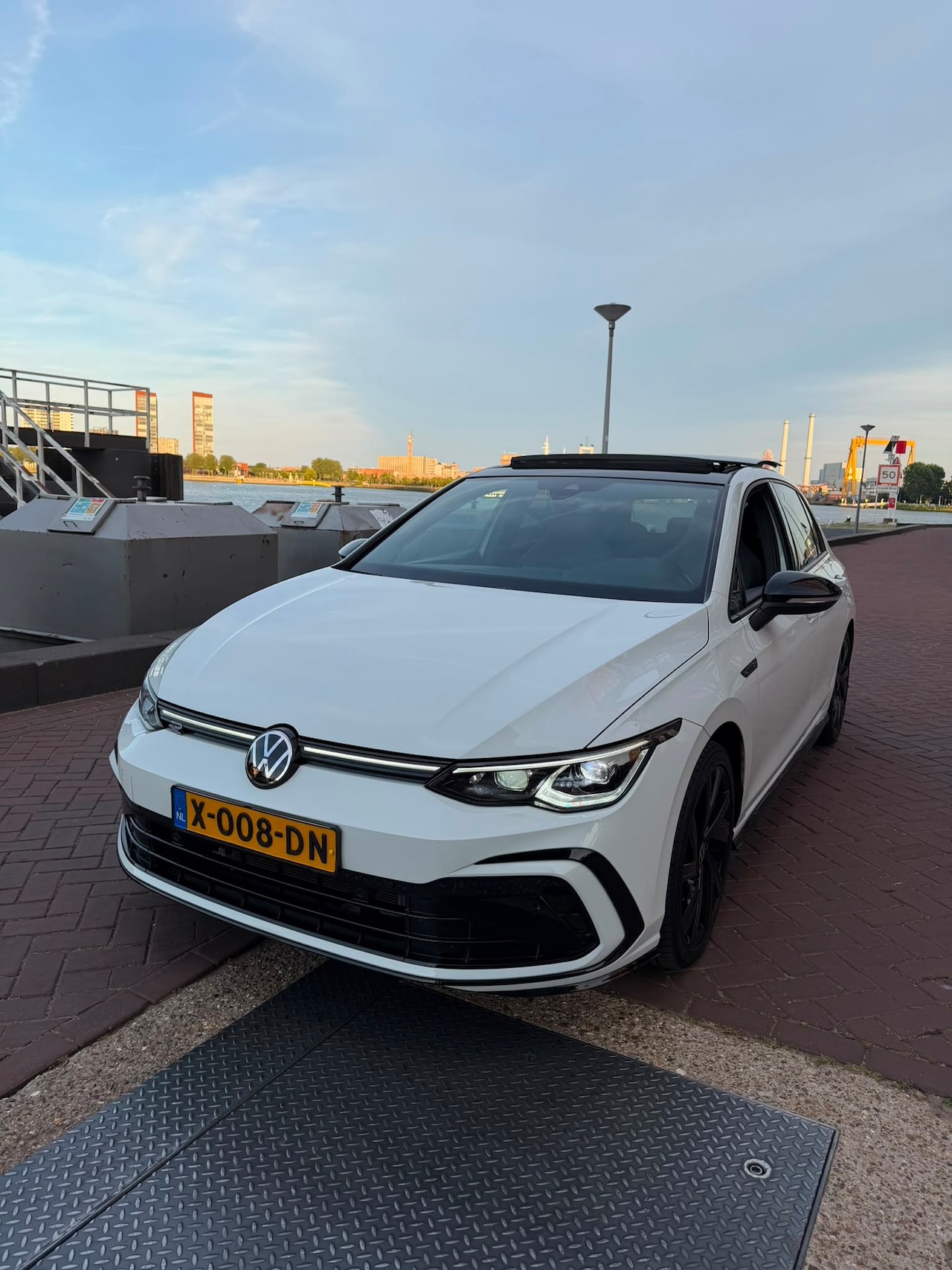 Volkswagen Golf - 1.5 eTSI R-Line - AutoWereld.nl