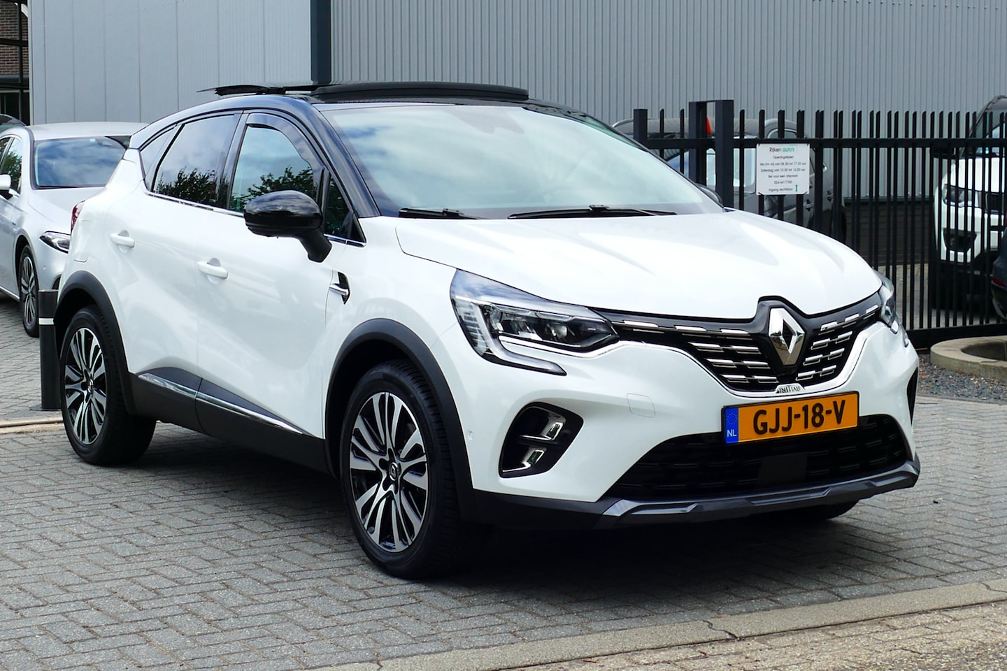 Renault Captur - 1.6 E-Tech Plug-in Hybrid 160 Intens. Schuifdak, Leer, Bose, 18"LMV, Haak 750kg - AutoWereld.nl
