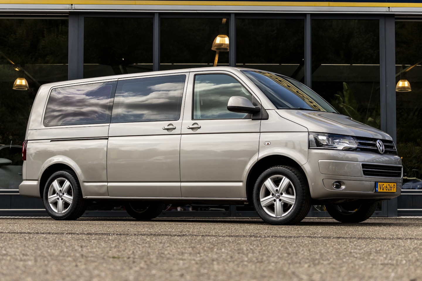 Volkswagen Transporter - 2.0 TDI L2H1 Invalide uitvoering / aanpassing - AutoWereld.nl