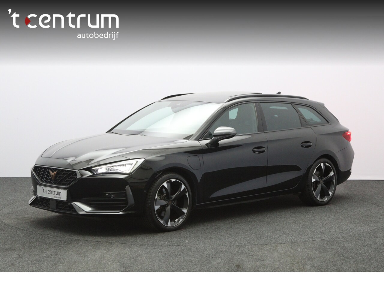 CUPRA Leon Sportstourer - 1.4 e-Hybrid 204 PK Business PHEV, Panoramadak, Camera, Winterpakket, Kuipstoelen - AutoWereld.nl