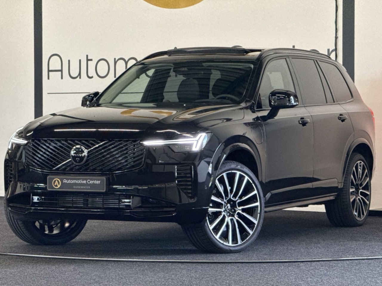 Volvo XC90 - 2.0 T8 AWD Ultra Dark | 7P | PANO | B&W | EL. TREKH. | 22 INCH | HEAD-UP - AutoWereld.nl