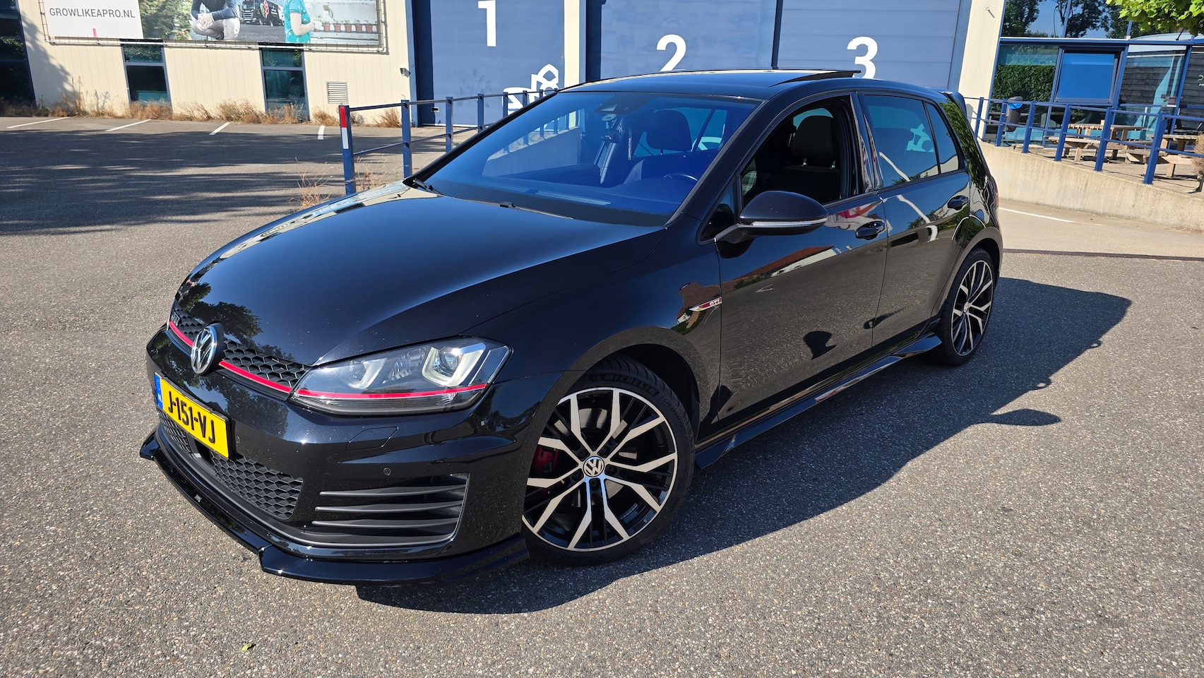 Volkswagen Golf - 2.0 TSI GTI 330PK | Pano | ACC | Keyless | Remus | Zaero - AutoWereld.nl