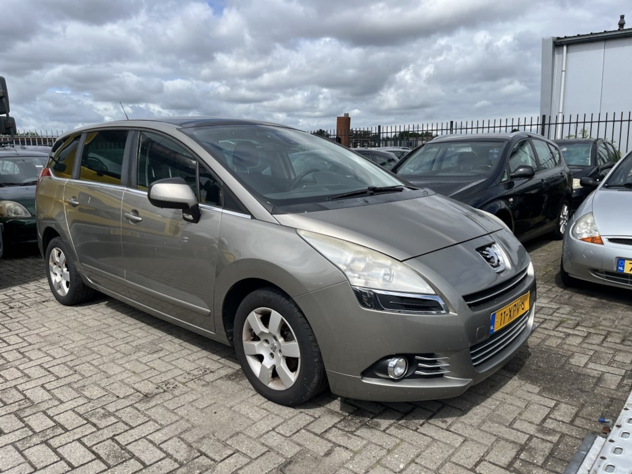 Peugeot 5008 - 1.6 e-HDi | AUTOMAAT|PANO|MOTOR LOOPT NIET! - AutoWereld.nl