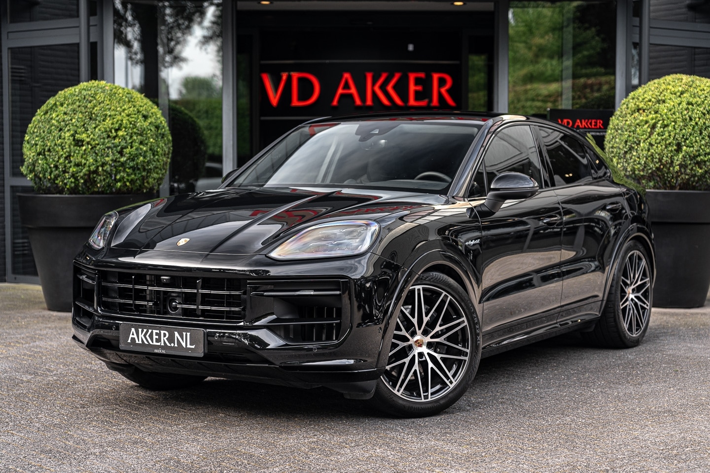 Porsche Cayenne Coupé - E-Hybrid SportDesign Zwart | Luchtvering | 22 Inch | 360° Camera | Adapt. Sportstoelen - AutoWereld.nl