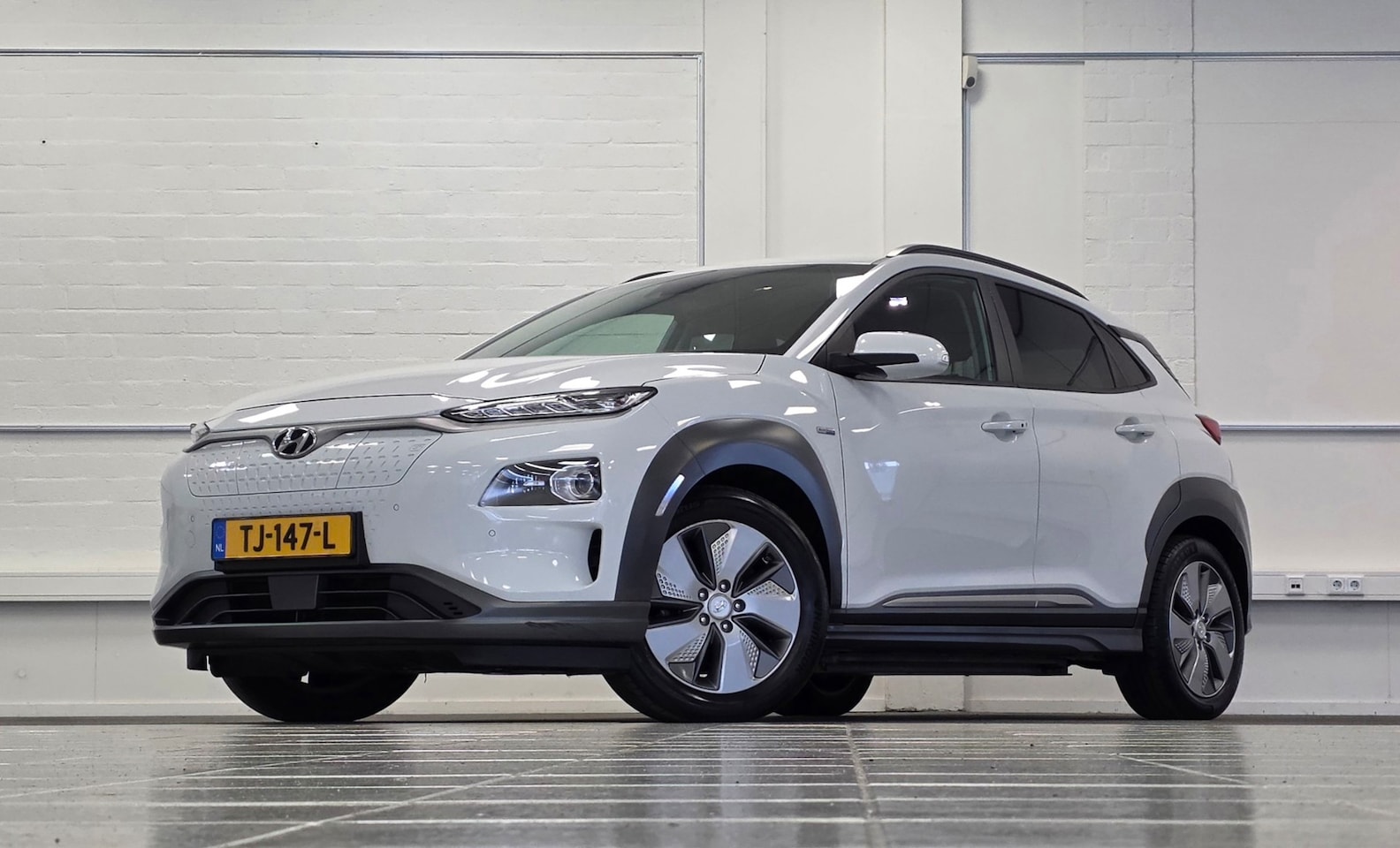 Hyundai Kona Electric - EV Premium 64 kWh Trekhaak SOH 92% Lerenbekleding Camera - AutoWereld.nl
