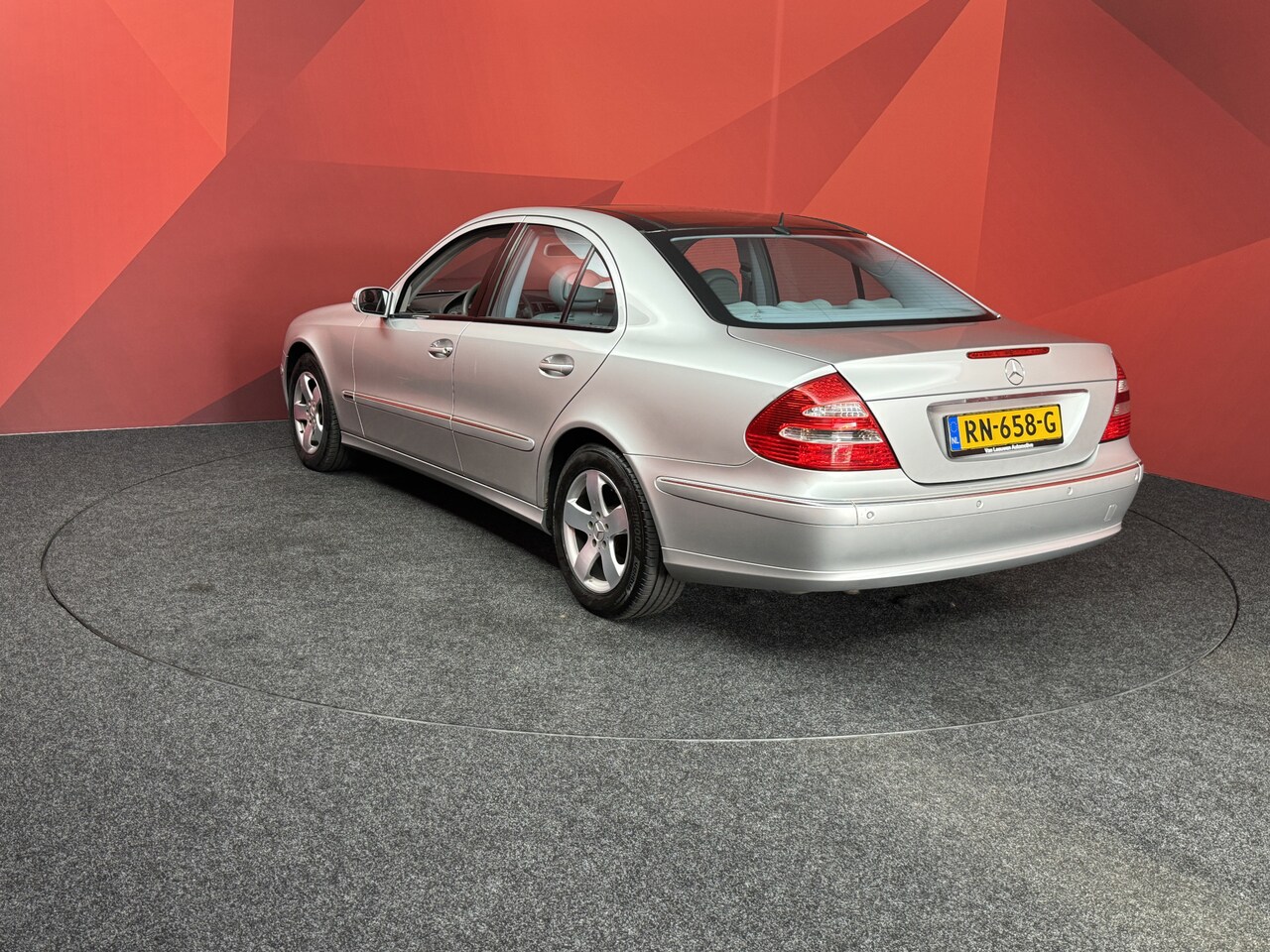 Mercedes-Benz E-klasse - 320 Avantgarde | Pano | Automaat | Stoelverwarming - AutoWereld.nl