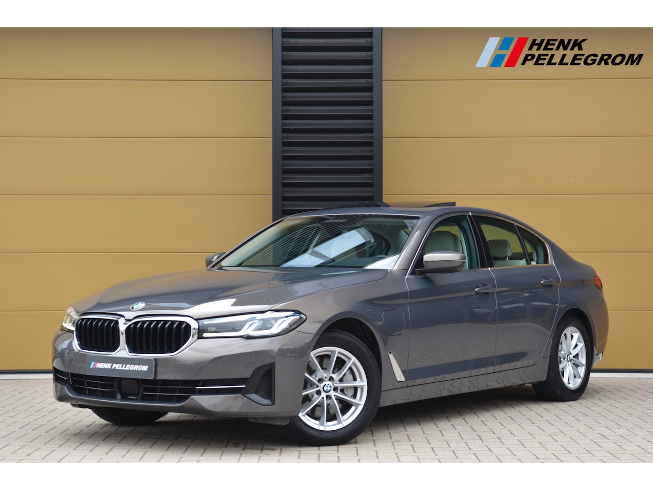 BMW 5-serie - 530e High Executive * Comfortstoelen * Glazendak * Adaptive LED * Comforttoegang * - AutoWereld.nl
