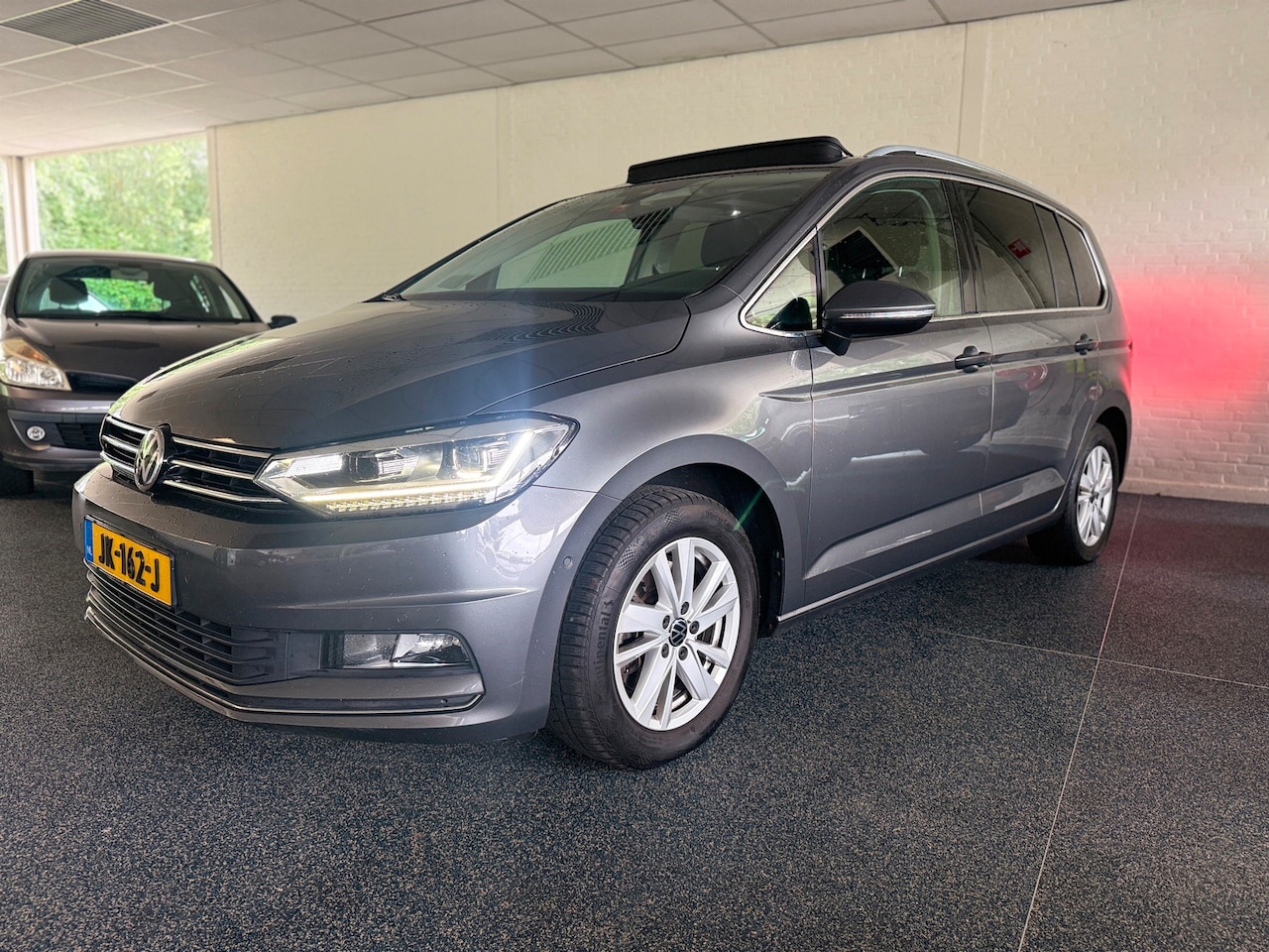 Volkswagen Touran - 2.0 TDI SCR Highline 150 PK | Panorama | Camera | LED | Trekhaak | - AutoWereld.nl