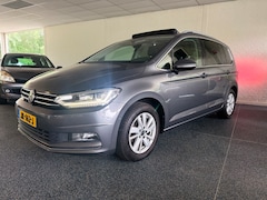 Volkswagen Touran - 2.0 TDI SCR Highline 150 PK | Panorama | Camera | LED | Trekhaak |