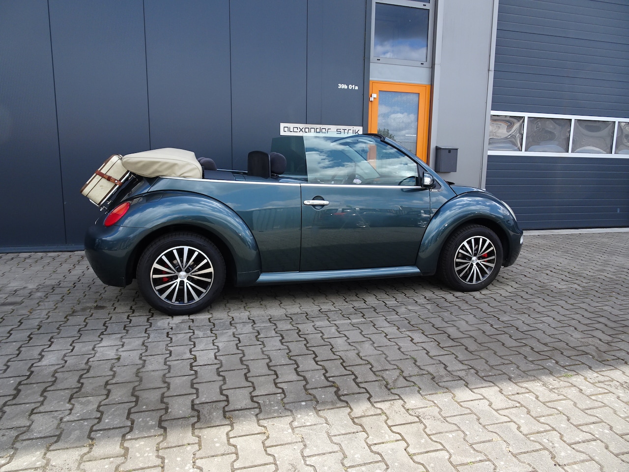 Volkswagen New Beetle Cabriolet - 1.4 Bijzonder leuke VW New Beetle met zuinige 1.4 motor - AutoWereld.nl