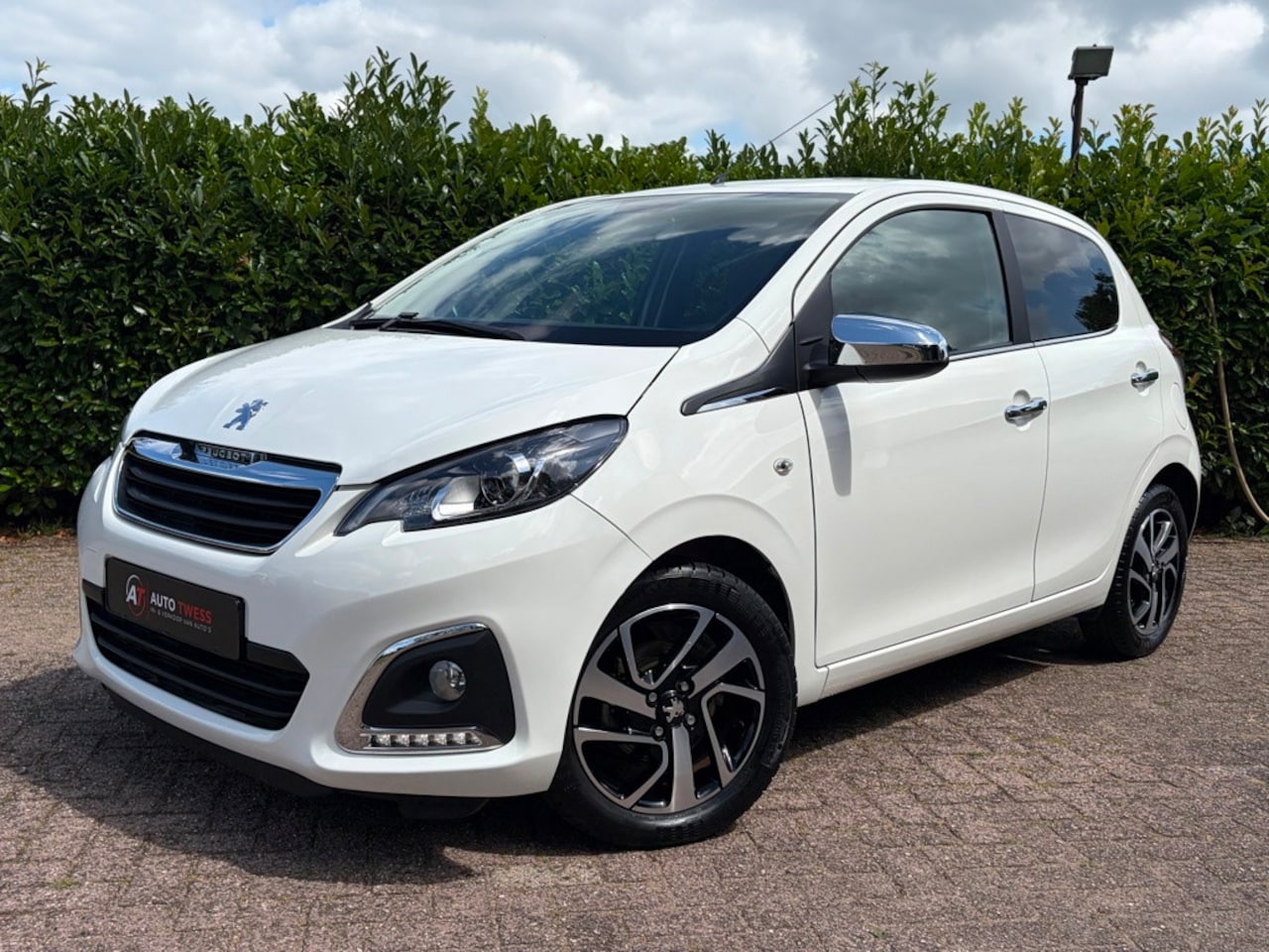 Peugeot 108 - 1.0 e-VTi Allure Automaat / unieke km-stand / led / 2019 - AutoWereld.nl