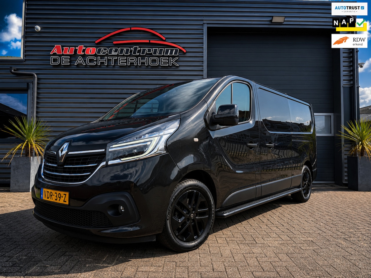 Renault Trafic - 2.0 dCi 145 Lederen Bekleding | 2x Schuifdeur | Trekhaak | Dubbel cabine| Zeer Nette Bus - AutoWereld.nl