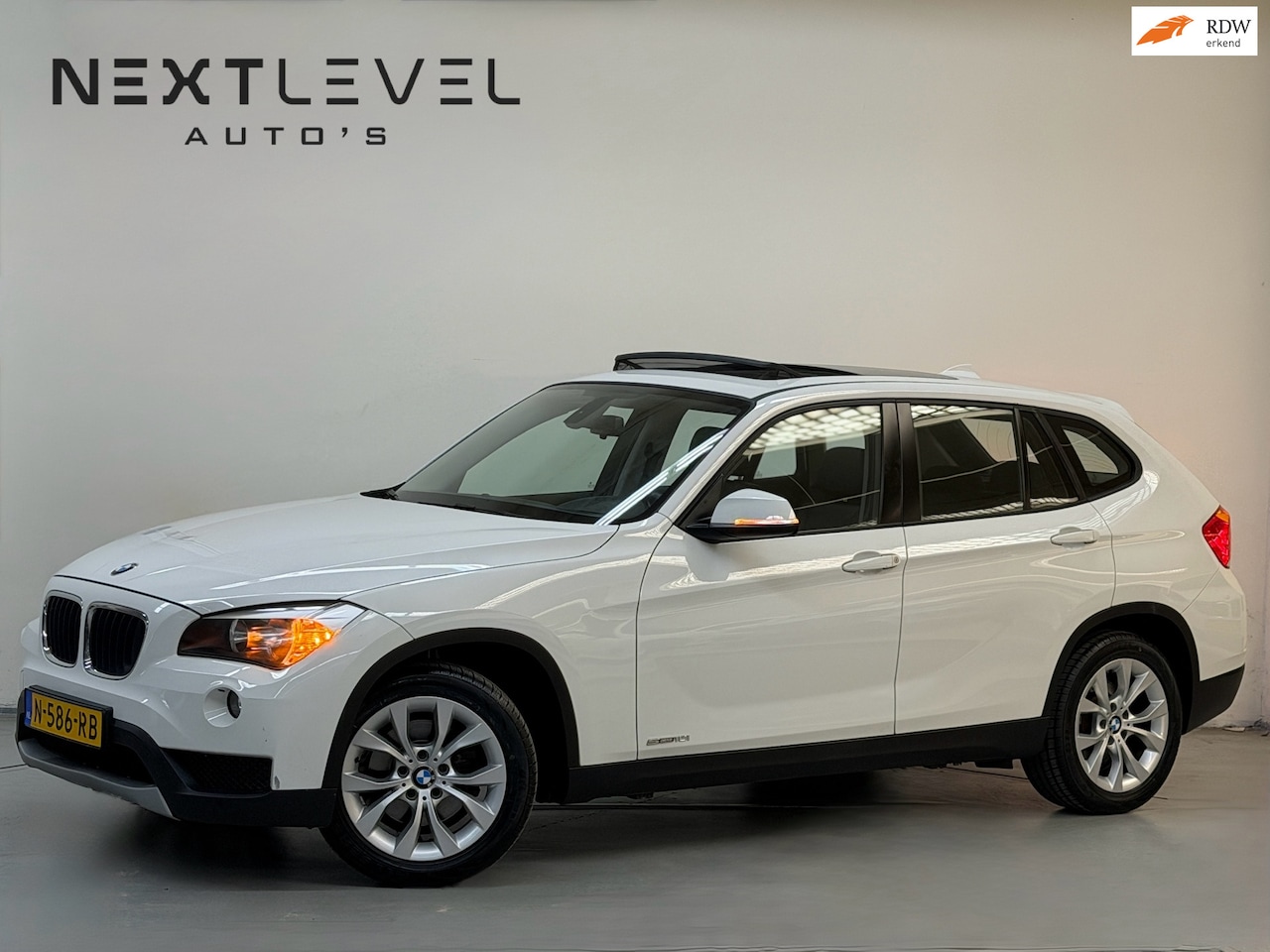 BMW X1 - SDrive18i PANO TREKHAAK NAVI LEDER 4 Niuewe Banden - AutoWereld.nl