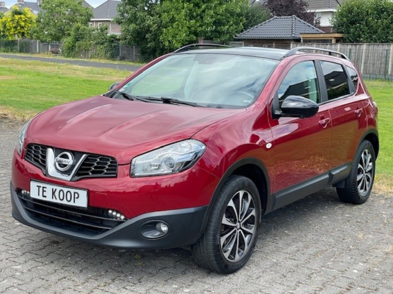 Nissan Qashqai - 2.0 Tekna Automaat/ ECC/ Cruise/ Navi/ Trekhaak/ Pano/ 360 Camera - AutoWereld.nl