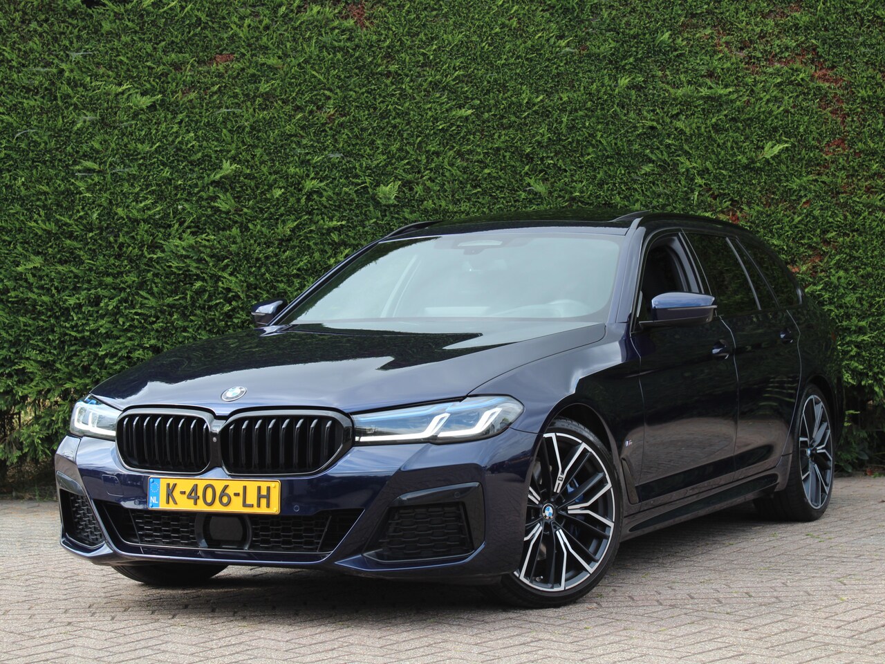BMW 5-serie Touring - 530i High Executive Edition | Tanzanit blauw| M stoelen | 20 inch | Panoramadak - AutoWereld.nl