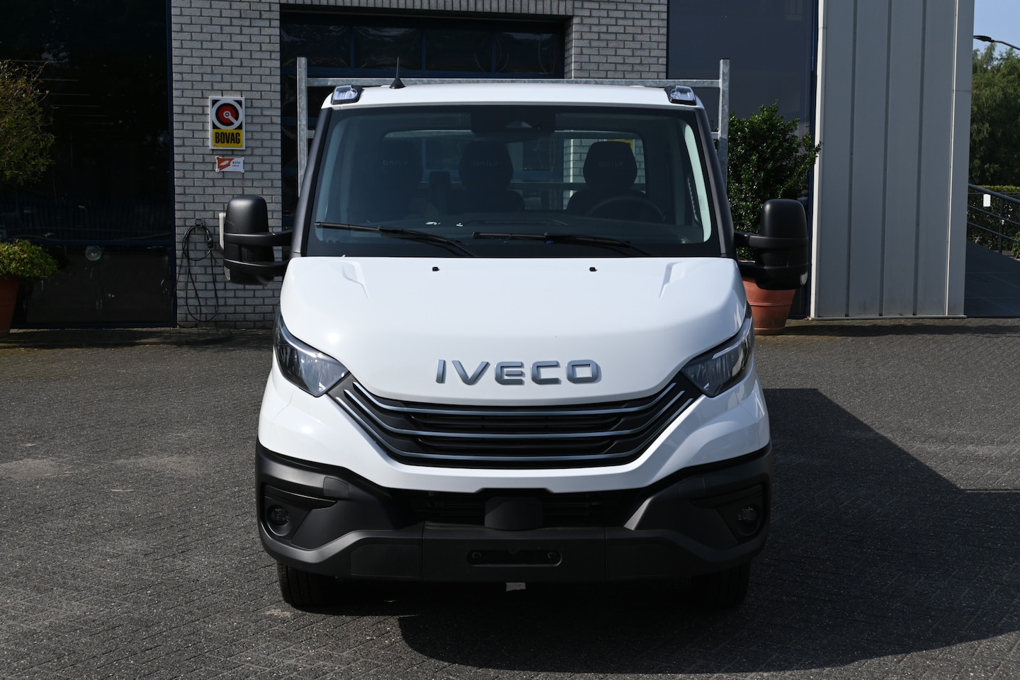Iveco Daily - 35S18 3.0 180 pk Hi-Matic Open laadbak ACC, Geveerde stoel, Apple Carplay/Android Auto - AutoWereld.nl