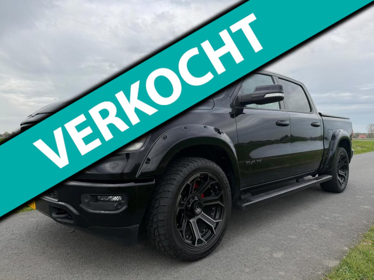 Dodge Ram 1500 - 5.7 V8 4x4 Crew Cab Laramie 5.7 V8 4x4 Crew Cab Laramie, Night Edition! - AutoWereld.nl