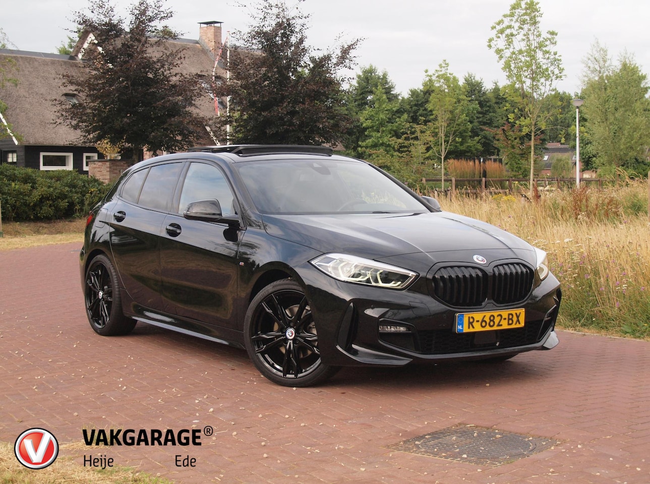 BMW 1-serie - 118i Business Edition Plus | M-Pakket | Schaalstoelen | Panoramadak | Trekhaak | NL-Auto | - AutoWereld.nl