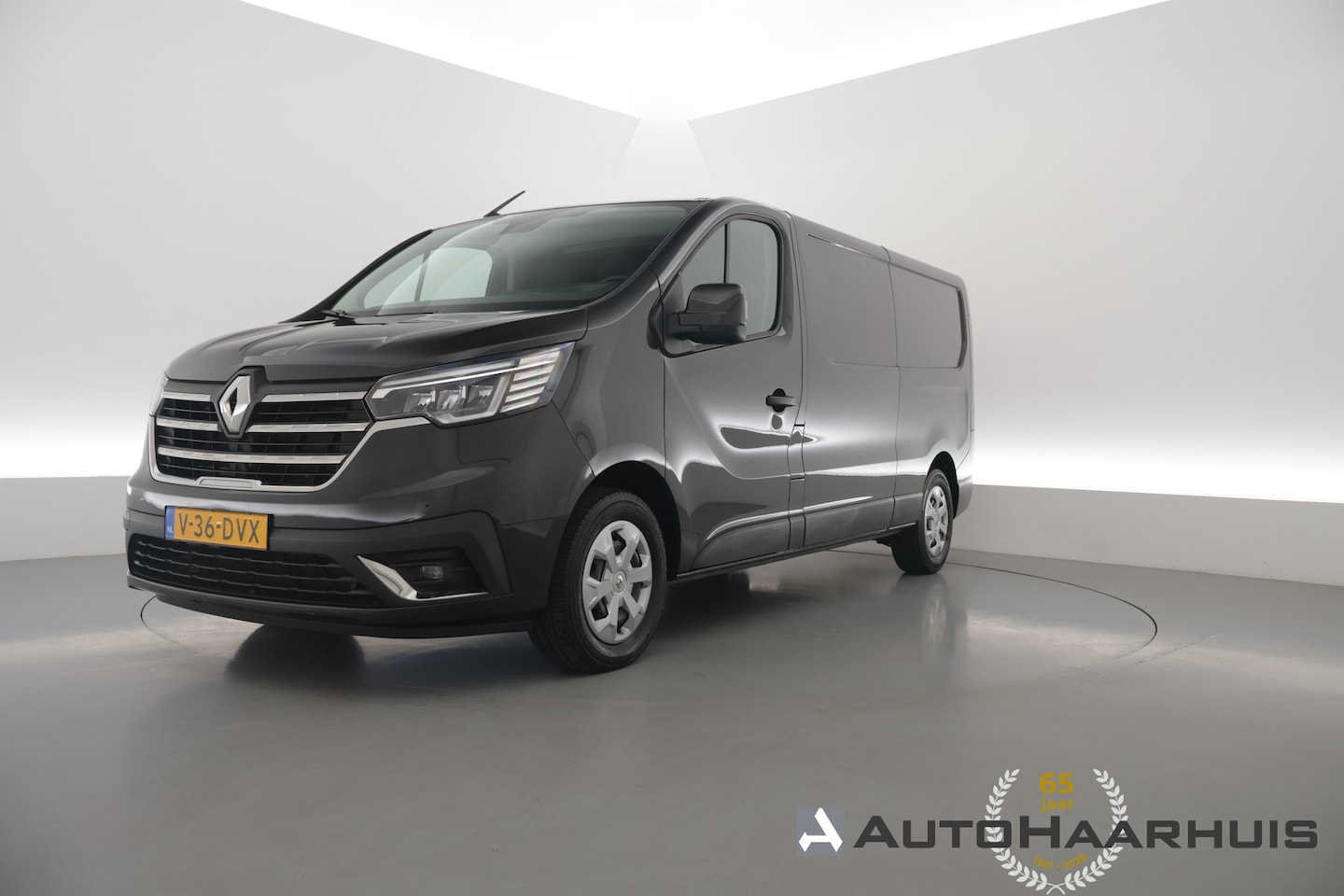 Renault Trafic - 2.0 dCi 130pk L2H1 Work Edition | Airco | Cruise | Trekhaak | Zwart met. - AutoWereld.nl