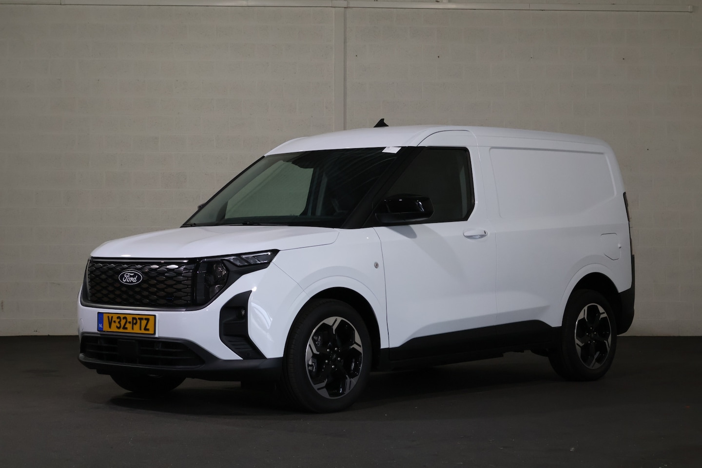 Ford Transit Courier - E-Transit 44 kWh Limited Winterpakket (wordt verwacht) - AutoWereld.nl