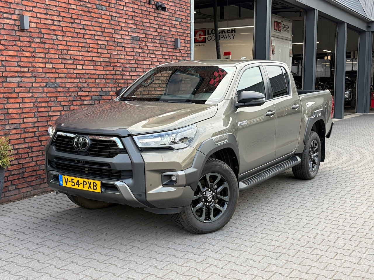 Toyota HiLux - 2.8 D 4WD Invincible - AutoWereld.nl