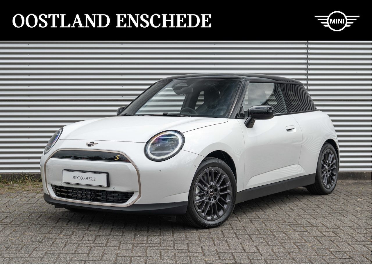 MINI Electric - Hatchback Cooper SE / Favoured / Pakket M / 17" U-Spoke grey - AutoWereld.nl