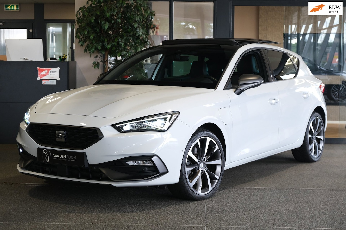 SEAT Leon - 1.4 TSI eHybrid FR 204PK Pano Alcantara Cam Led ACC Navi Virtual - AutoWereld.nl