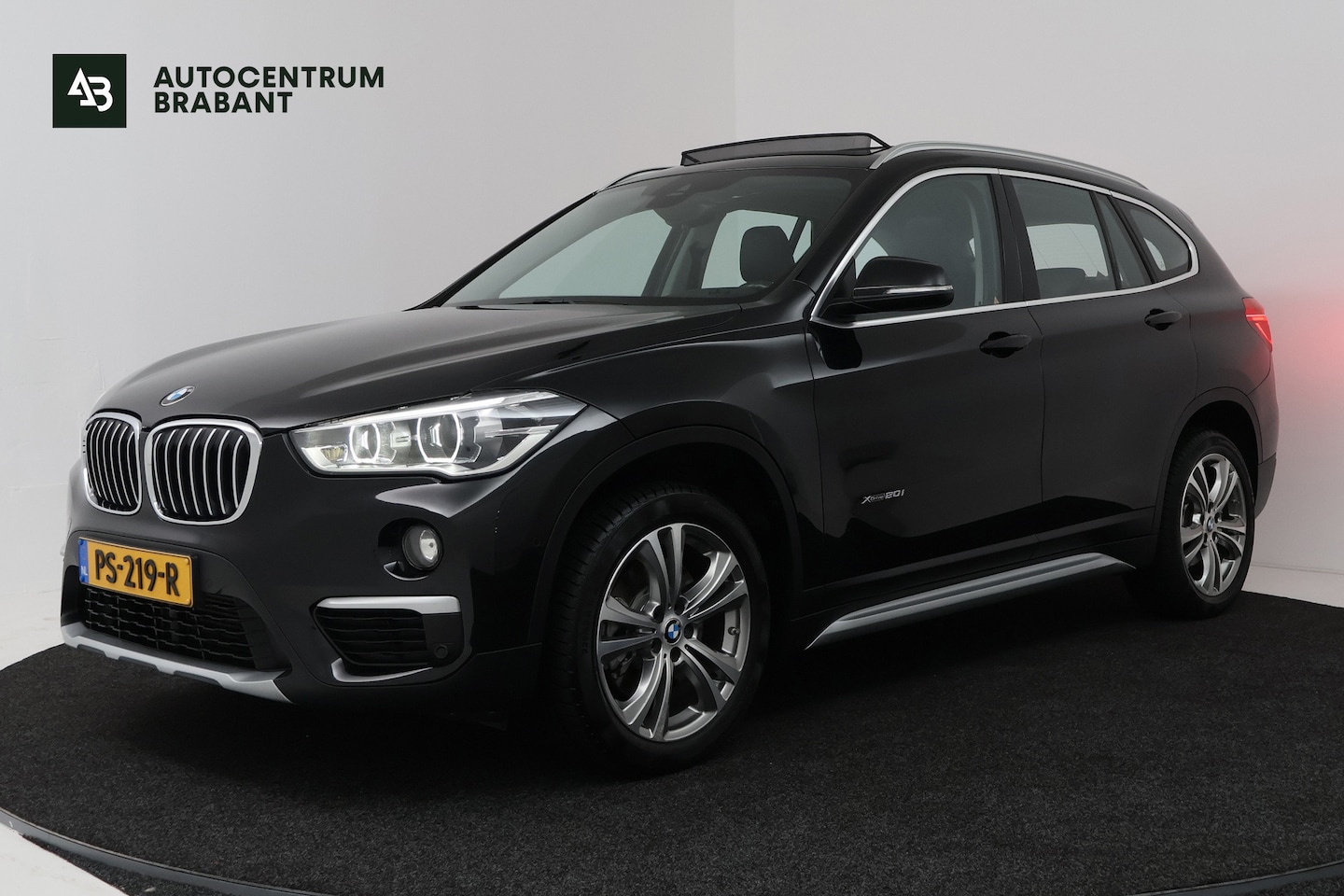BMW X1 - XDrive20i High Executive (PANORAMADAK, CAMERA, TREKHAAK, STOELVERWARMING, DEALER ONDERHOUD - AutoWereld.nl