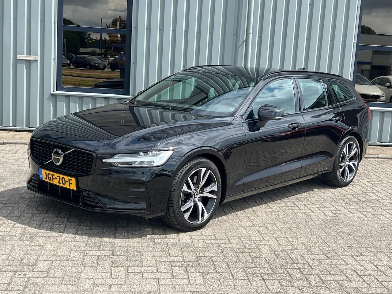 Volvo V60 - 2.0 B4 Essential Edition Automaat - AutoWereld.nl
