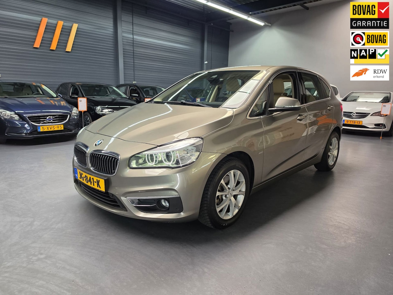 BMW 2-serie Active Tourer - 220i Luxury LEDER HEAD-UP LED CAMEREA NAP NL AUTO - AutoWereld.nl