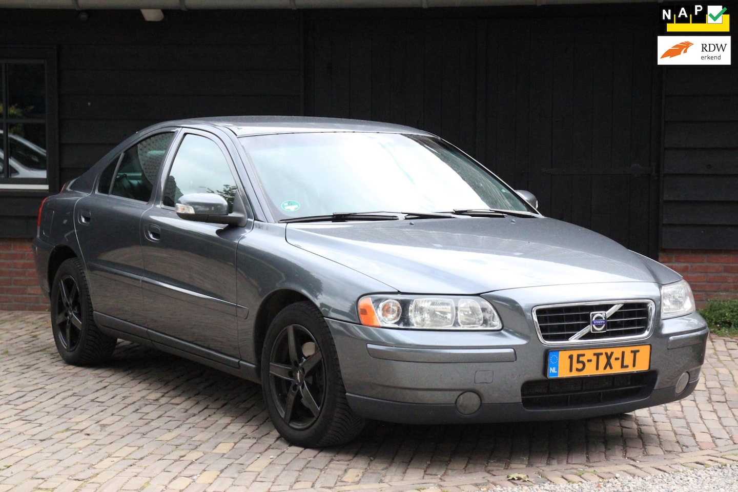 Volvo S60 - 2.4 Kinetic Navigatie/Parkeersensor/Leer/Stoelverwarming/Trekhaak - AutoWereld.nl