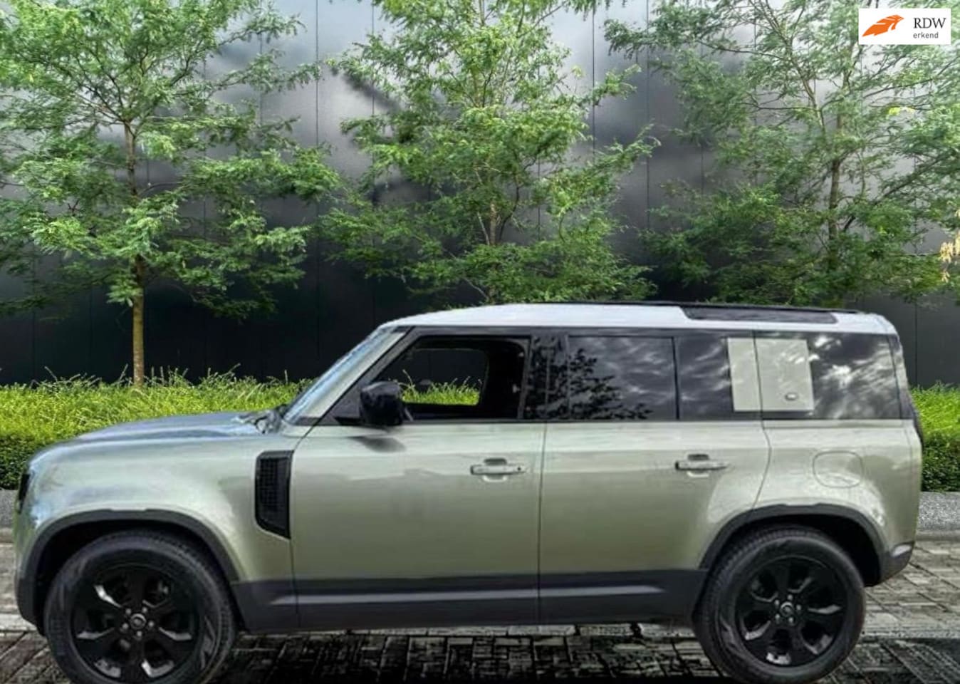 Land Rover Defender 110 - 2.0 P400e 110 SE | BTW auto | Luchtvering | Keyless | ACC | Meridian | Navi | Carplay - AutoWereld.nl