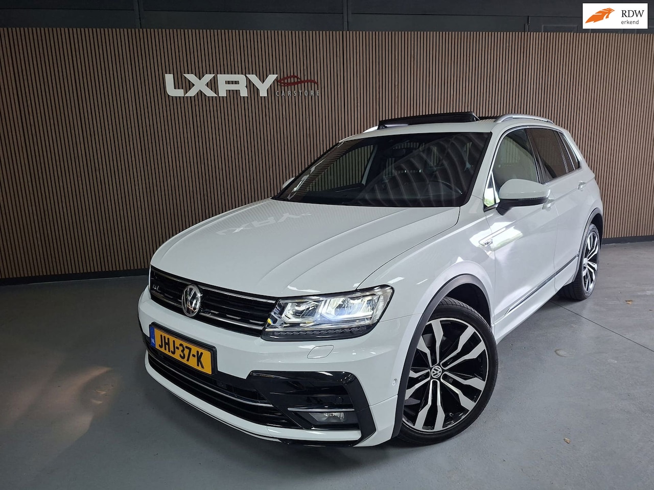 Volkswagen Tiguan - 2.0 TSI 4Motion Highline Business R-Line | Navi | Clima | Pano | Digitaal Cockpit | - AutoWereld.nl
