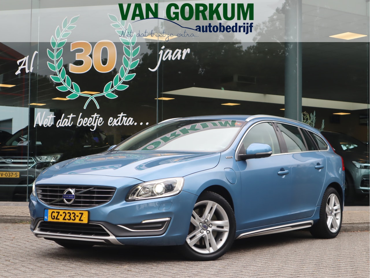 Volvo V60 - 2.4 D6 Twin Engine R-Design Climate / Leder / Trekh / Elekramen / Navi / Volledig onderhou - AutoWereld.nl