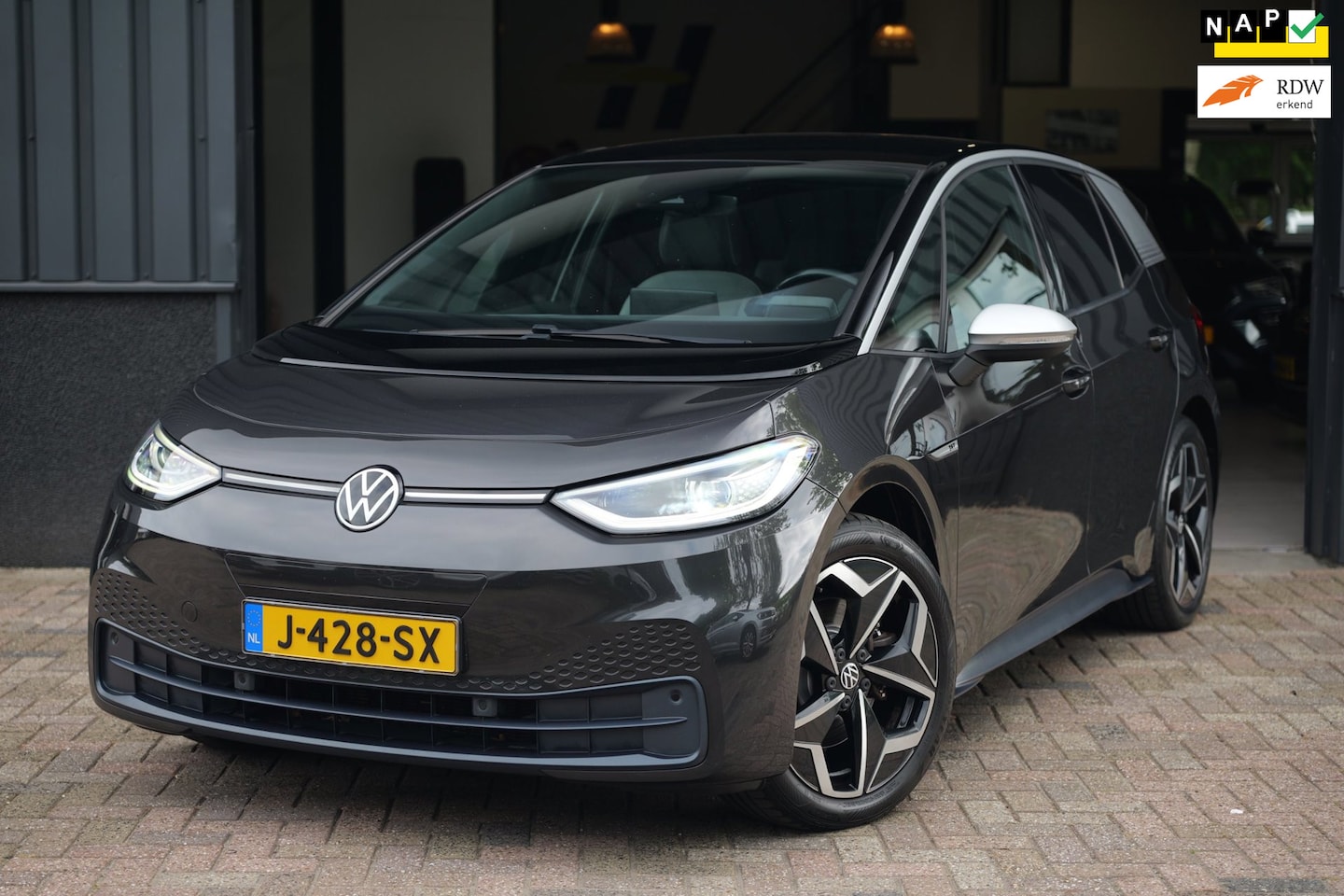 Volkswagen ID.3 - First Plus 58 kWh SoH 100%|19 inch|NAP|CarPlay - AutoWereld.nl