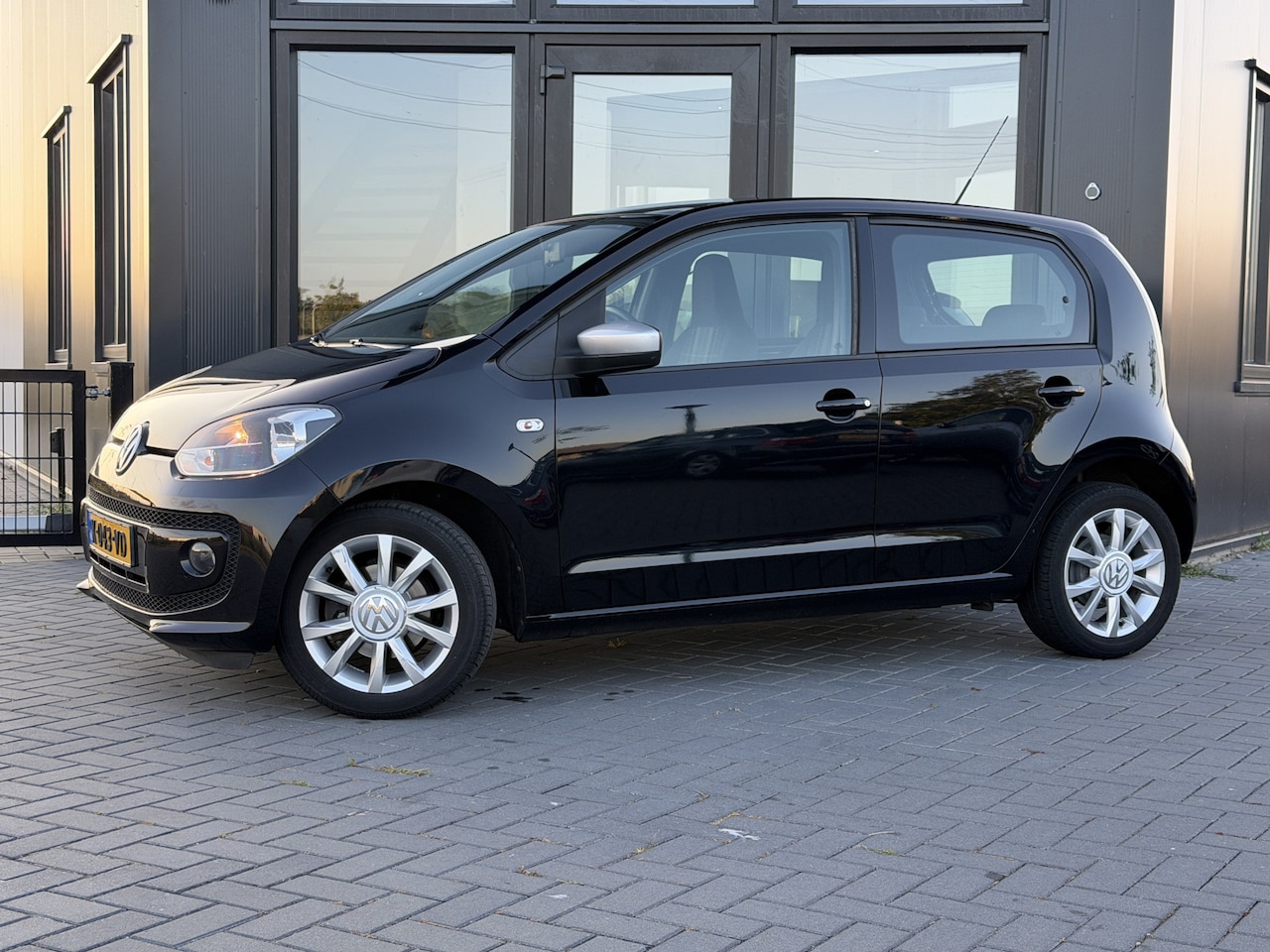 Volkswagen Up! - 1.0 Club Airco | Navi | Verw. stoelemn | Nwe APK - AutoWereld.nl