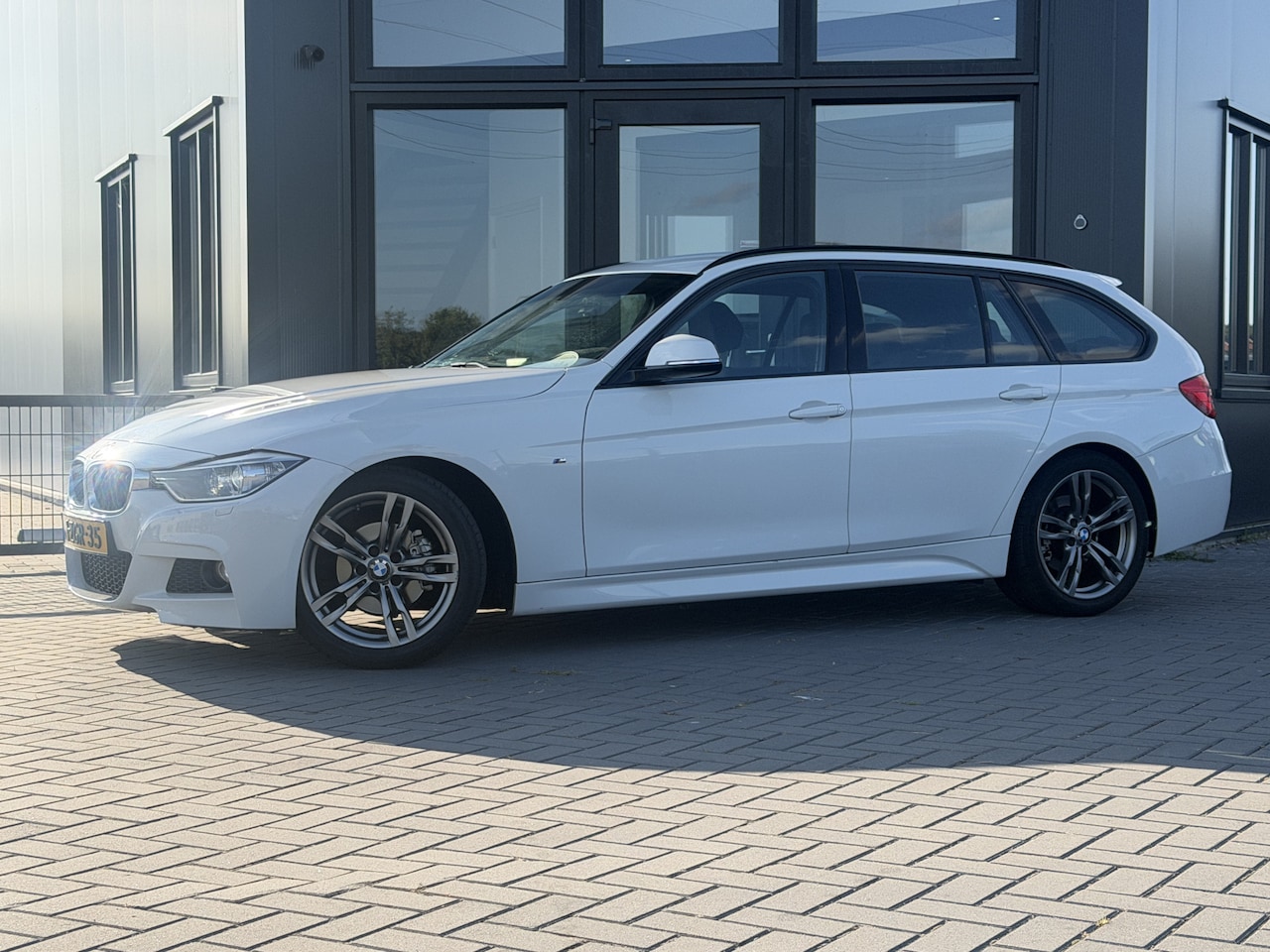 BMW 3-serie Touring - 316i Exe M-Sport Clima | Nav proff | Nwe APK & beurt - AutoWereld.nl