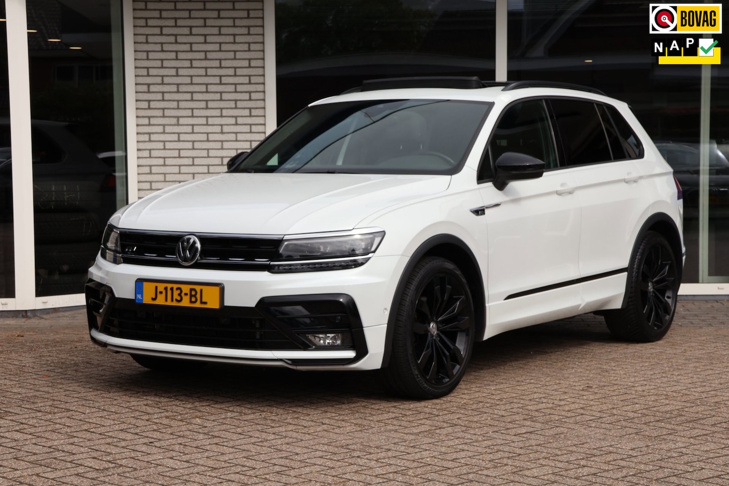 Volkswagen Tiguan - 1.5 TSI R-line Panoramadak Camera Trekhaak Virtueel dashboard - AutoWereld.nl