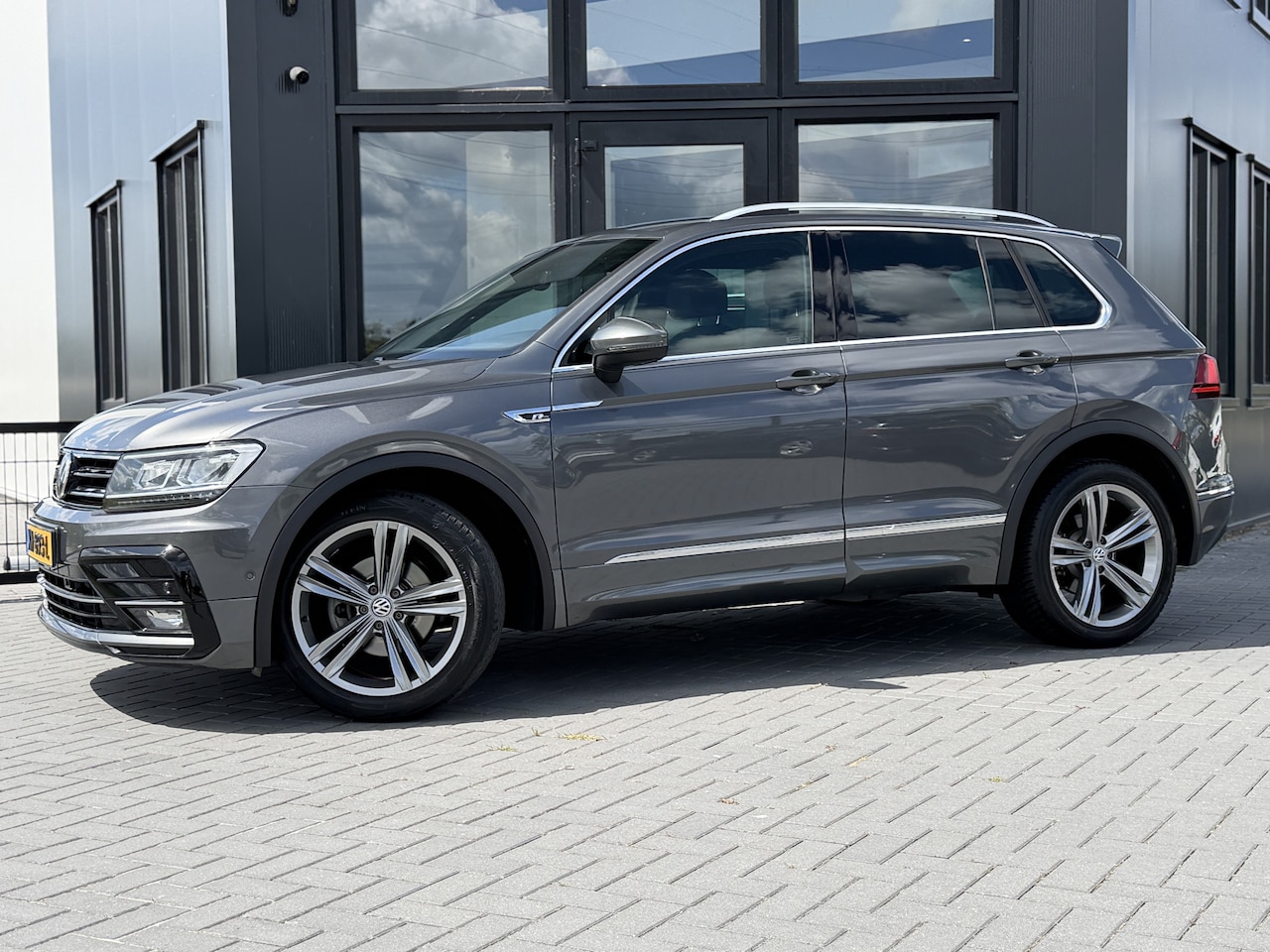 Volkswagen Tiguan - 1.5 TSI ACT Highline Bns R Digi dash | Verw. stoelen | Adap. cruise | Nwe beurt & APK - AutoWereld.nl