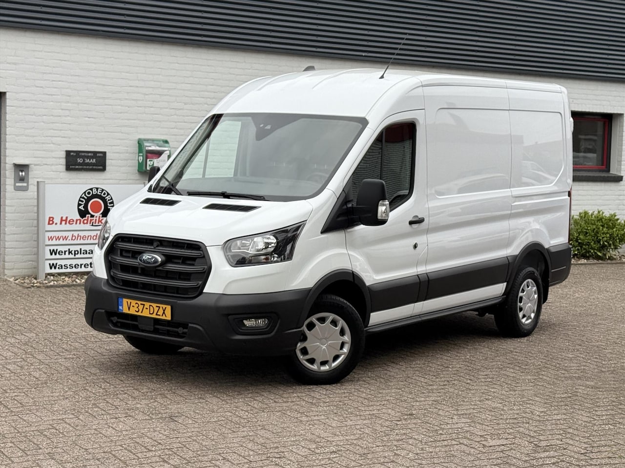 Ford Transit - GB 350 L2H2 TDCi 105pk FWD Trend/ Trekhaak met 2500KG trekgewicht/ Parkeersensoren V+A/ DA - AutoWereld.nl