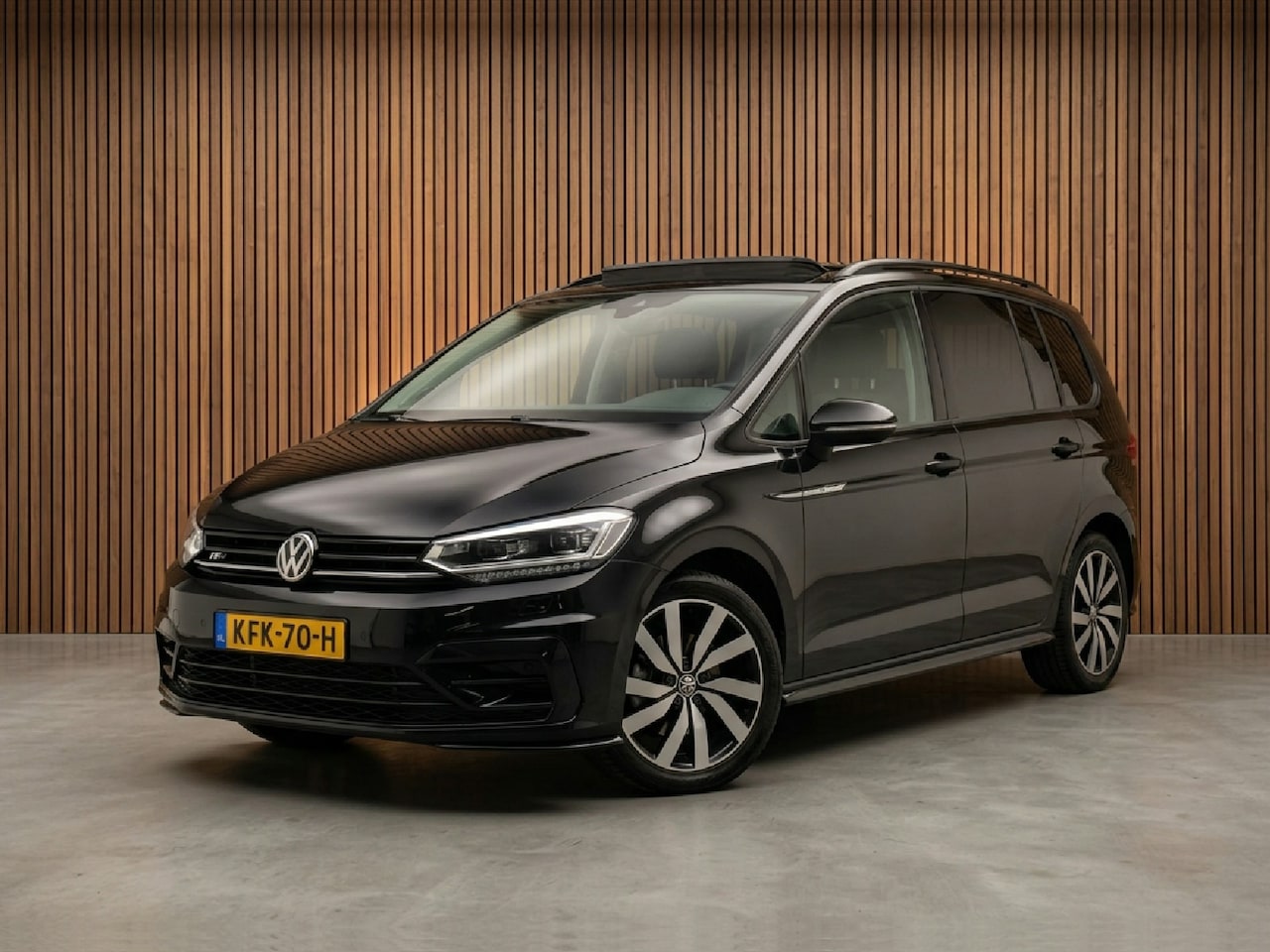 Volkswagen Touran - 1.5 TSI R-line 7p carplay navi camera virtual cockpit. panoramdak keyless trekhaak - AutoWereld.nl