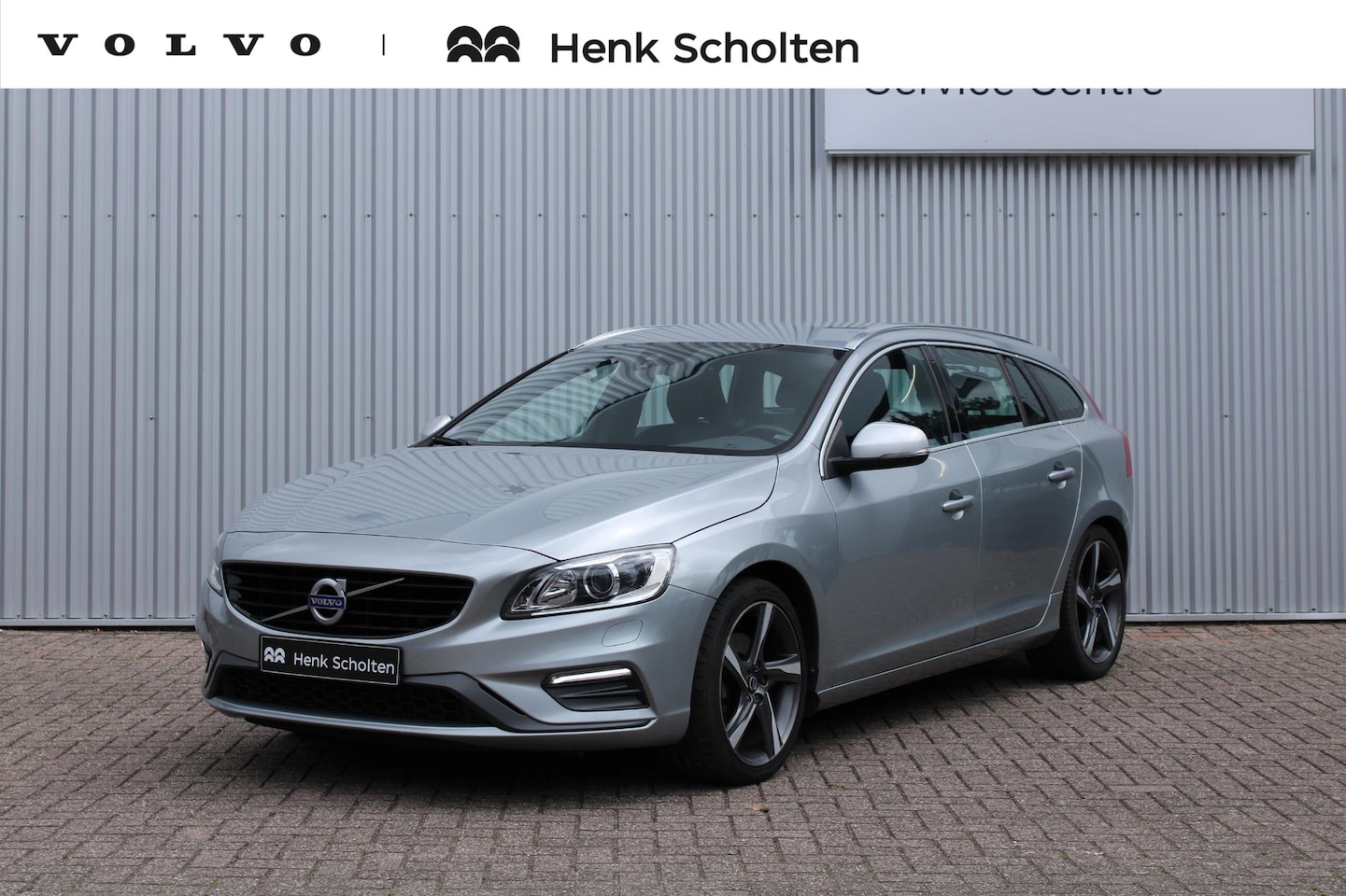 Volvo V60 - T3 R-Design | Standkachel | Afneembare trekhaak | Stoelverwarming voorzijde | Parkeersenso - AutoWereld.nl