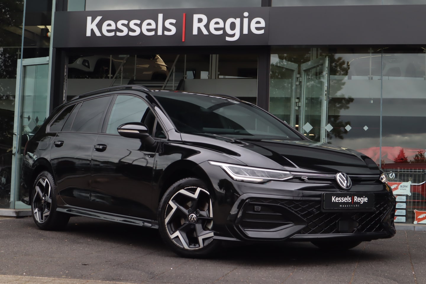 Volkswagen Golf Variant - 1.5 eTSI R-Line | ACC | Camera | Ambient | Stuur/Stoelverwarming | CarPlay | Sensoren - AutoWereld.nl