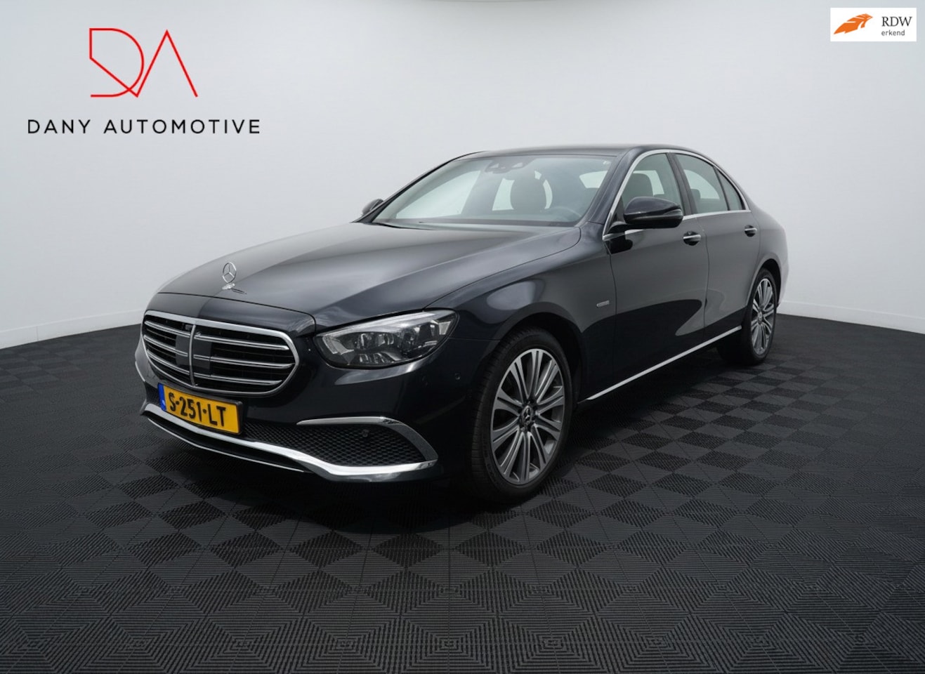 Mercedes-Benz E-klasse - 300 e 4MATIC MASSAGE I VIRTUAL I SOFTCLOSE I ACC I CARPLAY I OPENDAK I TREKHAAK I VOL VOL! - AutoWereld.nl