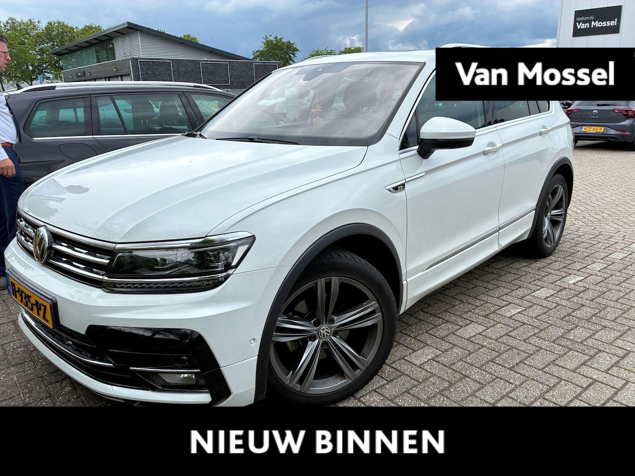 Volkswagen Tiguan - 1.5 TSI ACT Highline Business R | Stoelverwarming | Trekhaak | Panoramadak | - AutoWereld.nl