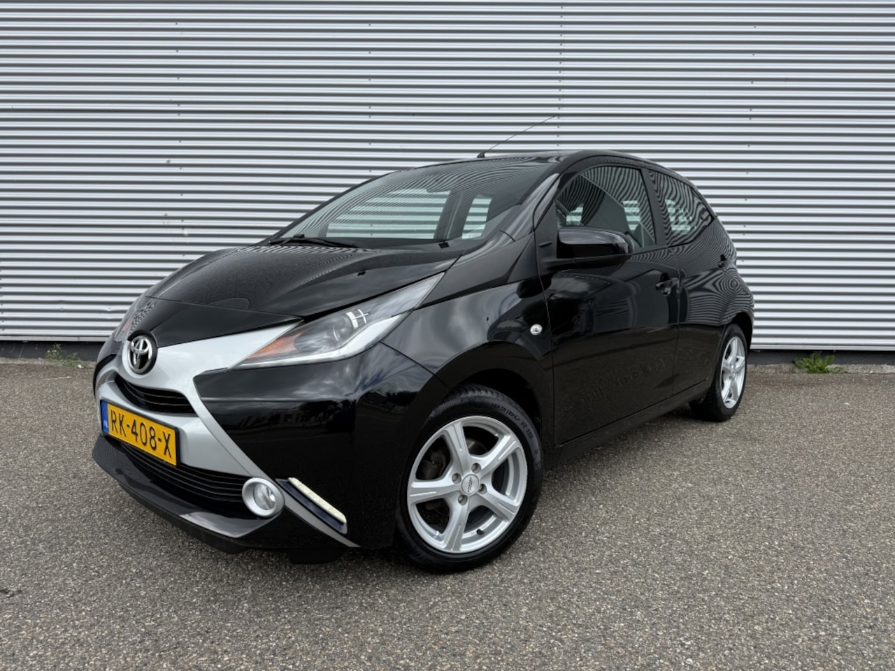 Toyota Aygo - 1.0 VVT-i x-play NAP 1e eigenaar Carplay Camera 15" Lichtmetaal Airco 5-drs - AutoWereld.nl