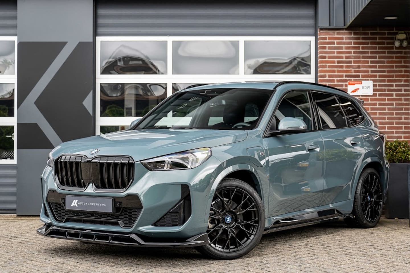 BMW X1 - 25e xDrive M Sport | Panorama | Shadow | Maxton | Camera | Elek. Trekhaak | Adap. led | St - AutoWereld.nl