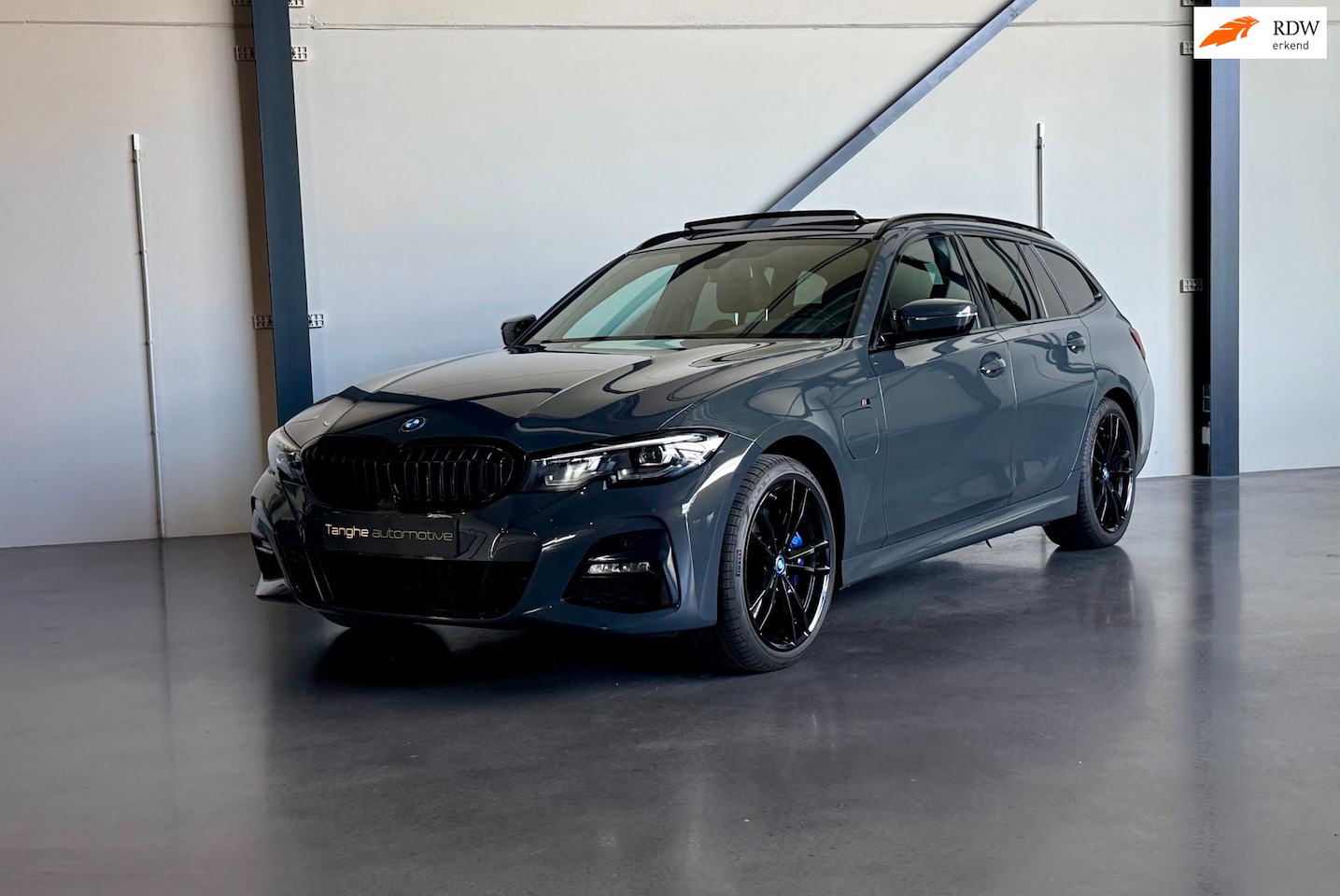 BMW 3-serie Touring - 330e xDrive M-Sport, Panodak, Trekhaak, Dravit, SOH 95%, Elektrische stoelen - AutoWereld.nl